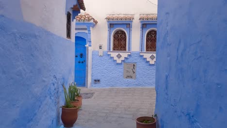 Picturesque-Blue-City-of-Chefchaouen-with-blue-painted-houses-and-doors,-Morocco