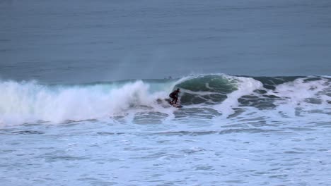 Ein-Unkenntlicher-Surfer-Taucht-In-Kalifornien-In-Eine-Tosende-Welle-Ein