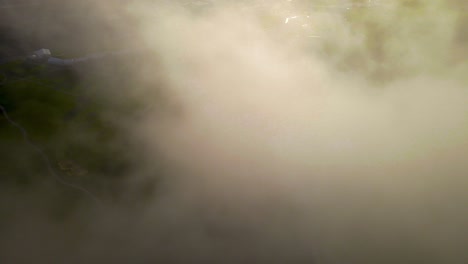 4k-Luftaufnahme-Des-Torrey-Pines-Golfplatzes-Durch-Wolken