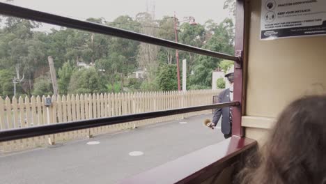 Der-Schaffner-Des-Puffing-Billy-Steam-Train-In-Melbourne,-Australien,-Sorgt-Dafür,-Dass-Die-Passagiere-Abfahrbereit-Sind,-Und-Läutet-Die-Glocke