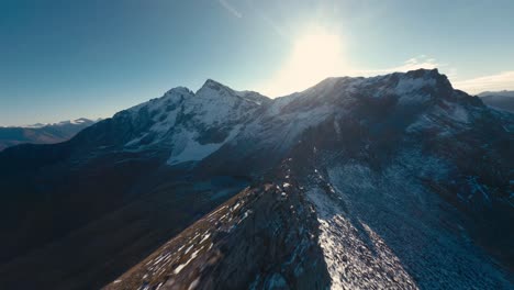 Geschwindigkeitsflug-über-Schneebedeckte-Berge-In-Norwegen-Bei-Sonnenaufgang---Fpv-Dynamischer-Schuss