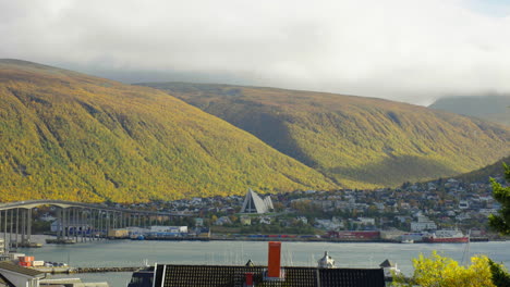 Herbstliche-Naturlandschaft-über-Der-Skandinavischen-Stadt-Tromso-In-Nordnorwegen