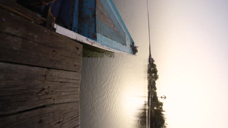 Senegal-Afrikanischer-Pier-Hafen-Mit-Traditionellem-Fischerboot-Aus-Holz,-Das-Während-Der-Goldenen-Stunden-In-Der-Bucht-Festgemacht-Ist