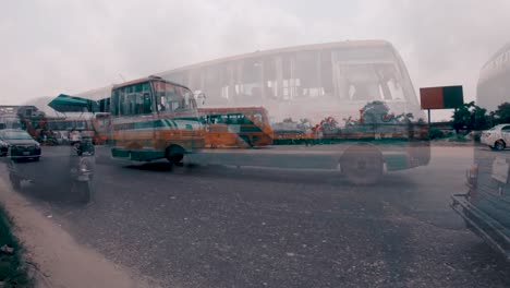 Fahrzeuge-Bewegen-Sich-Schnell-Auf-Der-Stark-Befahrenen-Straße-In-Dhaka,-Bangladesch