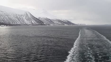 Mar-Noruego-Con-Montañas-Al-Fondo-Desde-Un-Velero