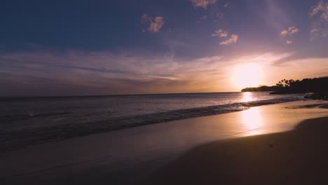 Person-Freistilschwimmen-über-Einen-Einsamen-Strand-In-West-Maui-Mit-Einem-Wunderschönen-Hawaiianischen-Sonnenuntergang-Im-Hintergrund