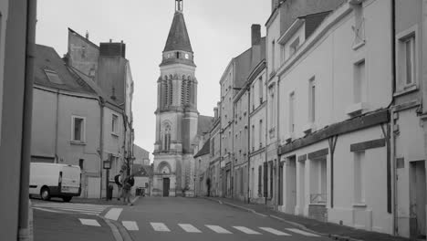 Menschen-Auf-Der-Straße-Mit-Der-Kirche-Saint-jacques-In-Der-Alten-Stadt-La-Doutre-In-Angers,-Frankreich