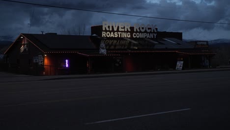 River-Rock-Rösterei-Small-Town-Diner-In-La-Verkin,-Utah-Bei-Nacht