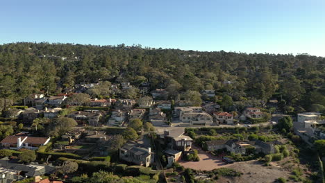 Wohlhabende-Immobilienhäuser-Auf-Einem-Hügel-In-Carmel,-Kalifornien