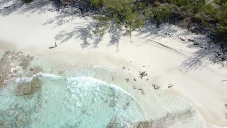 Vogelperspektive-über-Einen-Wunderschönen-Strand-Auf-Den-Bahamas