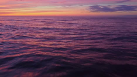 Meereswellen-Und-Wellen-Mit-Orangefarbenem-Sonnenuntergangshimmel-Oben,-Luftfliege-Vorwärts