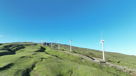 Windmühlen-über-Den-Grünen-Bergkämmen-Von-West-Maui