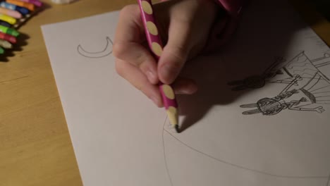 Nahaufnahme-Von-Erfahrenen-Händen-Von-Mädchen-Malen-Mit-Bleistift-Open-Paper-Art-Class-Konzept