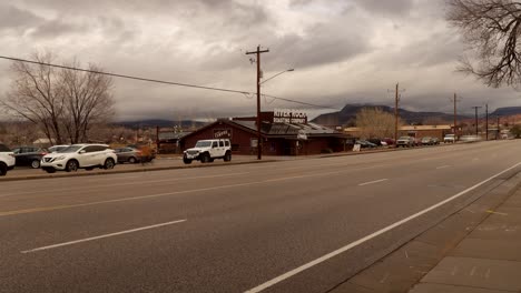 River-Rock-Roasting-Company-roadside-diner-in-La-Verkin,-Utah---time-lapse