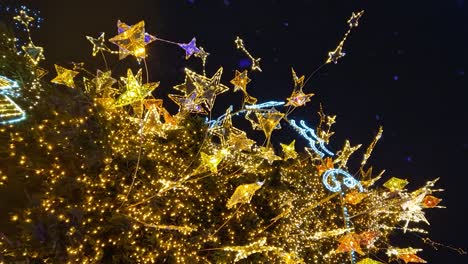 Luces-Cálidas-Y-Brillantes-Del-árbol-De-Navidad-De-Kaunas-2022,-Video-Vertical