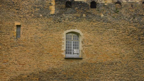 Ziegelwandfassade-Und-Fenster-Eines-Alten-Schlosses-In-Angers,-Frankreich