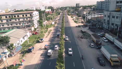 Toma-Aérea-De-Una-Carretera-Muy-Transitada-Por-Donde-Pasan-Vehículos-En-Dhaka,-Bangladesh