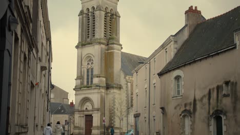 Iglesia-De-Jacques-En-La-Doutre,-Enojos,-Francia---Inclinar-Hacia-Arriba
