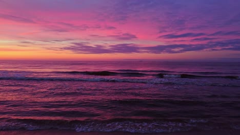 Warme-Farben-Des-Sonnenuntergangshimmels-über-Meereslandschaft-In-Der-Wintersaison,-Luftfliegen-Vorwärts
