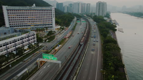 Vista-Aérea-De-La-Conexión-De-La-Autopista-Principal-De-Hong-Kong-Con-Drones-Del-Centro-Que-Vuelan-Sobre-El-Tráfico-De-Automóviles-Monitoreando-El-Smog-Y-La-Contaminación-En-La-Metrópolis