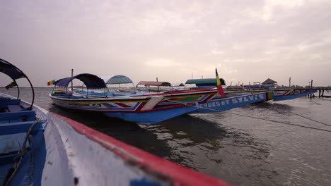 Senegal-Bassari-Land-Traditionelles-Afrikanisches-Holzboot-Am-See-Festgemacht