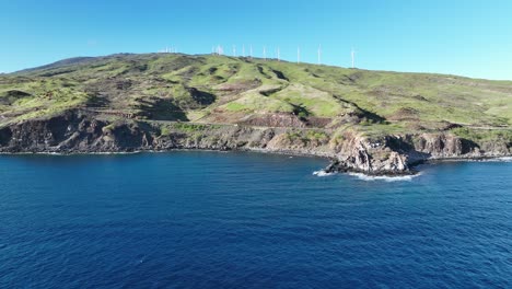 Vistas-Espectaculares-De-Un-Parque-Eólico-Del-Oeste-De-Maui-Que-Utiliza-34-Molinos-De-Viento-Para-Generar-Energía-Natural,-Limpia-Y-Sostenible-Para-La-Isla-De-Hawaii