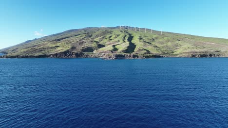 Vistas-En-Alta-Mar-Del-Parque-Eólico-Del-Oeste-De-Maui,-Molinos-De-Viento,-Turbinas-Eólicas