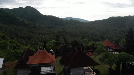 Drone-Sobrevuelo-Hermoso-Templo-En-La-Exuberante-Selva-Balinesa,-Indonesia