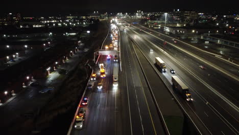 Einsatzfahrzeuge-Mit-Blinklichtern-Auf-Der-Autobahnunfallstelle-Bei-Nacht,-Luftbild