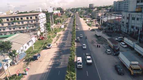 Luftaufnahme-Einer-Stark-Befahrenen-Straße,-Auf-Der-Fahrzeuge-In-Dhaka,-Bangladesch,-Vorbeifahren