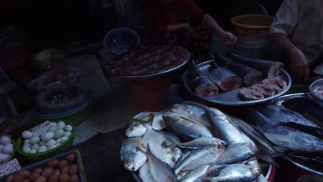 Verkauf-Von-Fisch-Auf-Dem-Vietnamesischen-Straßenmarkt
