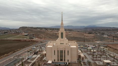 The-Red-Cliffs-LDS-Temple-in-St
