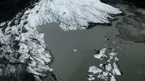 Glaciar-De-Alaska-Desde-1000-Pies-De-Altura,-Un-Dron-Lento-Revela