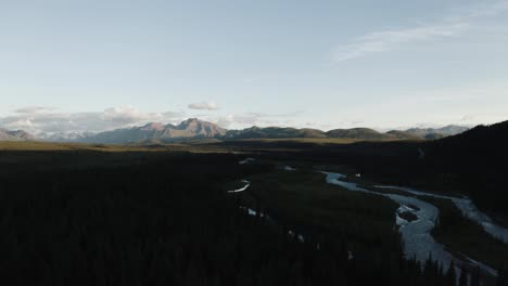 Ruhiger-Fluss-In-Einer-Weiten-Landschaft-Alaskas,-Gesehen-Von-Einer-Drohne-Bei-Sonnenaufgang
