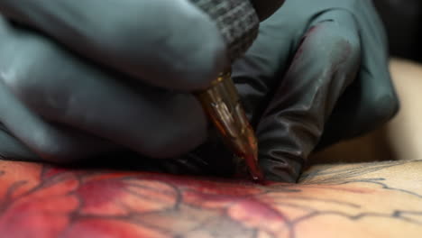 Professional-tattoo-artist-shading-his-art-on-skin---Close-up