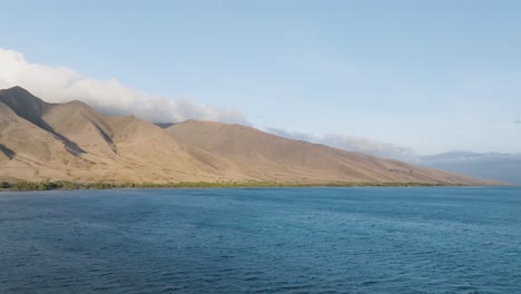 Historische-Dürrebedingungen-Im-Landkreis-Maui,-Schockierende-Luftaufnahmen-Der-Trockenen-Und-Farblosen-Bergketten-Von-West-Maui