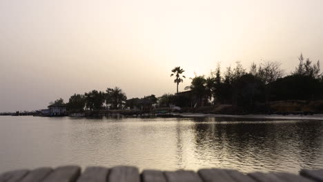 Zeitraffer-Im-Bassari-Land-Senegal-Ländliches-Reiseziel-Port-Pier-Dock-Mit-Dschungelhintergrund-Bei-Sonnenuntergang