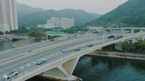 Vista-Aérea-De-La-Carretera-Principal-Con-Un-Puente-Que-Cruza-El-Océano-Que-Conecta-La-Ciudad-China-Del-área-Metropolitana-De-Hong-Kong