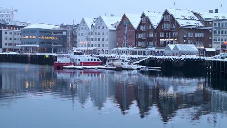 Pfanne-Des-Hafens-Von-Tromso-In-Norwegen-Spiegelt-Sich-Im-Wasser-Wider