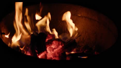 Fuego-Calmante-Crepitando-En-Un-Weber-|-4k-|-Filmado-Con-Una-Cámara-De-Cine-De-Bolsillo-Blackmagic-6k-Pro