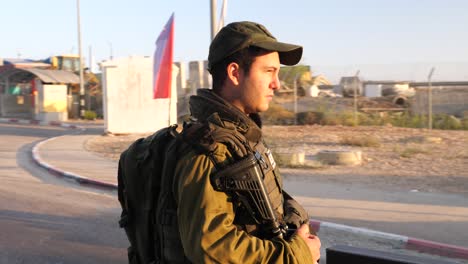 Bewaffneter-Soldat-Der-Israelischen-Verteidigungskräfte-Am-Straßensicherheitskontrollpunkt