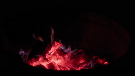 Fuego-Calimg-En-Un-Weber,-Filmado-Con-Una-Cámara-De-Cine-De-Bolsillo-Blackmagic-6k-Pro