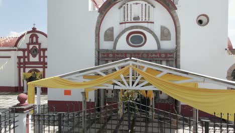 Drohne-Fliegt-Von-Unten-Nach-Oben-Von-Der-Alten-Steinernen-Gotischen-Kirchentür-Und-Dem-Eingang-In-Mexiko