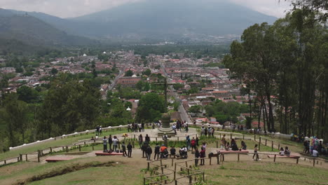 Imágenes-Aéreas-Amplias-Del-Cerro-De-La-Cruz-Que-Se-Cierra-Lentamente-En-La-Cruz-En-Antigua,-Guatemala