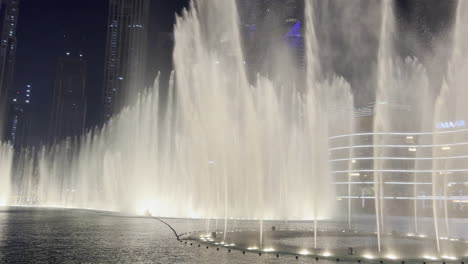 Dubai-Springbrunnenwassershow-Nach-Der-Choreographie-Bei-Nacht