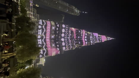 Vertikale-Ansicht-Der-Burj-Khalifa-Lichtshow-Bei-Nacht