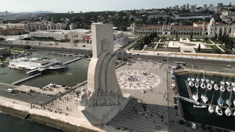 Drohnenaufnahme-Eines-Fantastischen-Historischen-Denkmals-In-Lissabon,-Portugal