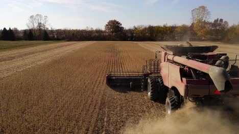 Landwirtschaftlicher-Traktor,-Der-Sojabohnen-Auf-Den-Feldern-In-Monroe-County-Michigan,-Usa-Erntet