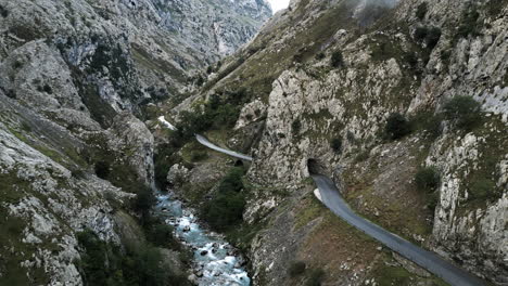 Drone-Sweep-of-Valley-Road-in-the-Northern-Mountains-of-Covadonga,-Spain