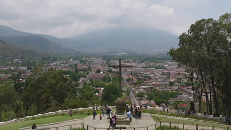 Imágenes-Aéreas-Volando-Desde-El-Cerro-De-La-Cruz-Revelando-El-Parque-En-Antigua,-Guatemala